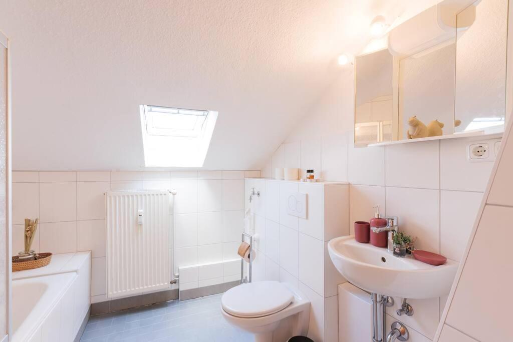 - 3-Bedroom Apartment Luxury: Central & Spacious In Duisburg & Big Tv And Kitchen - Exterior foto