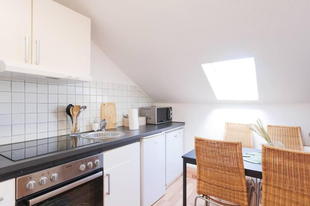 - 3-Bedroom Apartment Luxury: Central & Spacious In Duisburg & Big Tv And Kitchen - Exterior foto